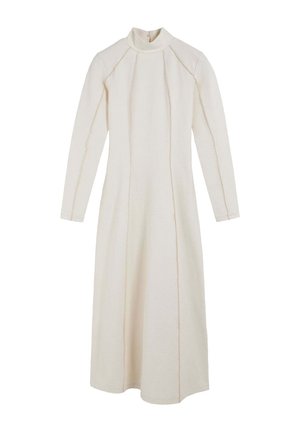 Vestido de manga larga en marfil, confeccionado en un tejido texturizado. Presenta un escote alto y costuras verticales, creando una silueta fluida.