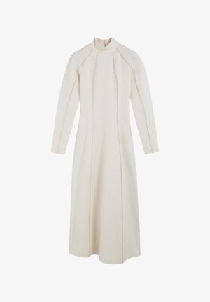 Vestido de manga larga en marfil, confeccionado en un tejido texturizado. Presenta un escote alto y costuras verticales, creando una silueta fluida.