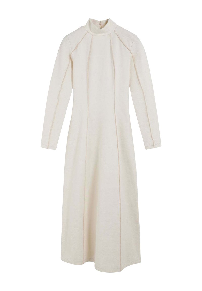 Vestido de manga larga en marfil, confeccionado en un tejido texturizado. Presenta un escote alto y costuras verticales, creando una silueta fluida.