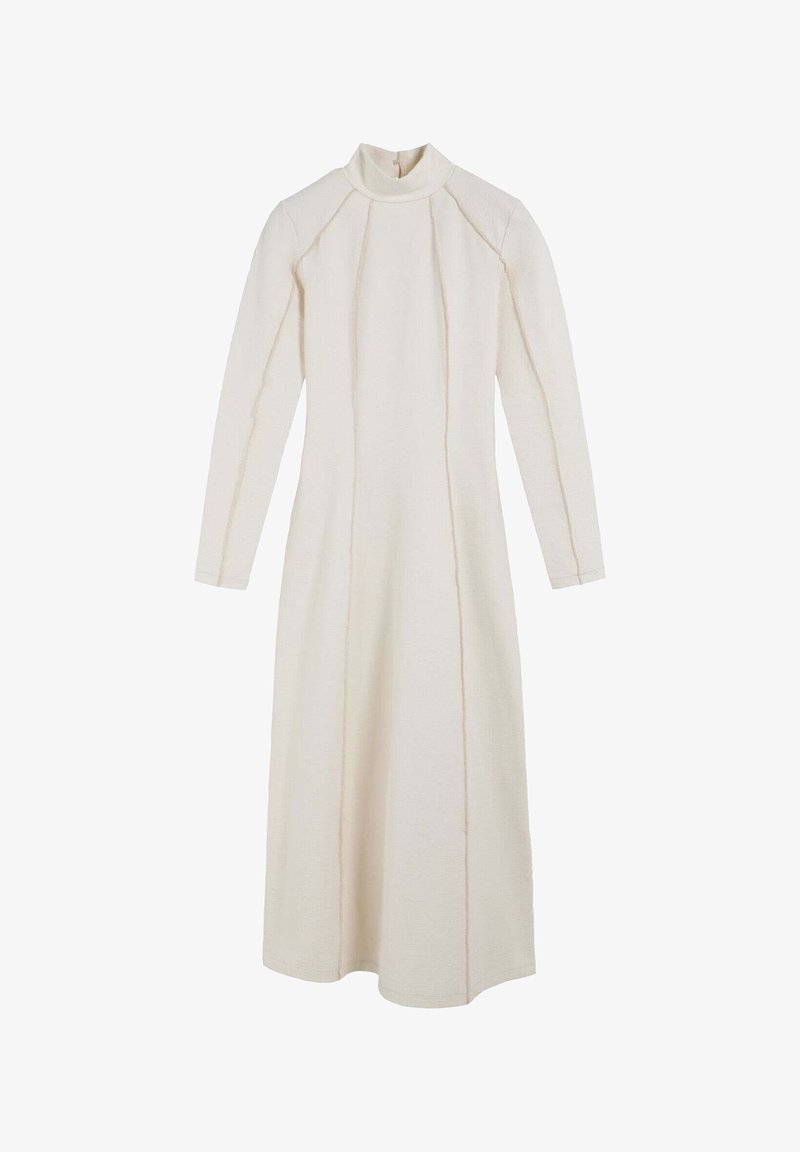 Vestido de manga larga en marfil, confeccionado en un tejido texturizado. Presenta un escote alto y costuras verticales, creando una silueta fluida.