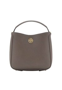 Siva kožna torba s strukturiranim kvadratnim oblikom, zaobljenim vrhom i kratkom ručkom. Ima zlatni okrugli detalj na prednjoj strani.