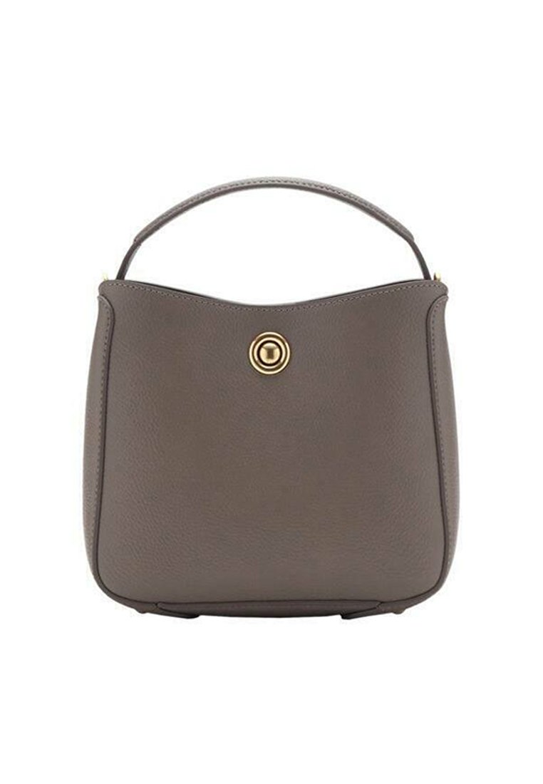 Siva kožna torba s strukturiranim kvadratnim oblikom, zaobljenim vrhom i kratkom ručkom. Ima zlatni okrugli detalj na prednjoj strani.