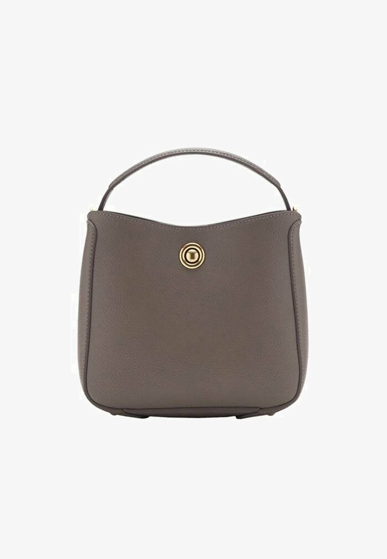 Siva kožna torba s strukturiranim kvadratnim oblikom, zaobljenim vrhom i kratkom ručkom. Ima zlatni okrugli detalj na prednjoj strani.