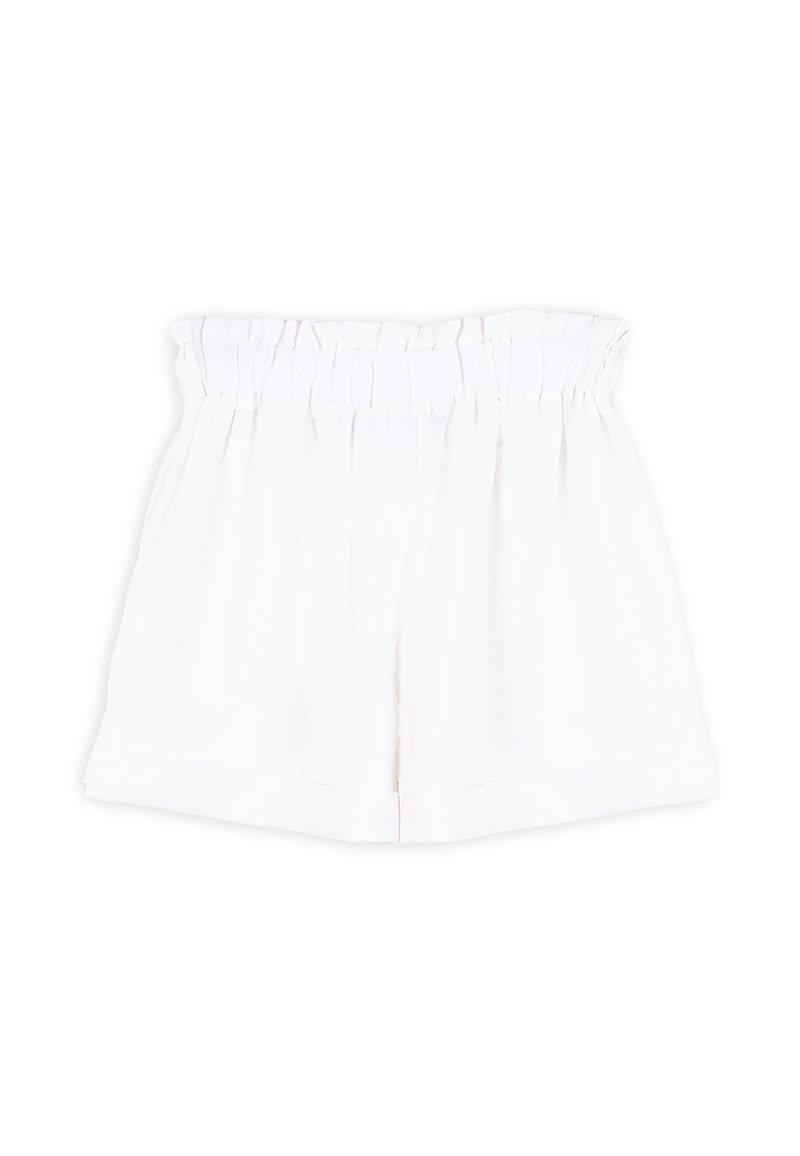 Pantaloni corti bianchi con elastico in vita, caratterizzati da una texture liscia e una vestibilità comoda, realizzati con un design semplice e senza decorazioni.