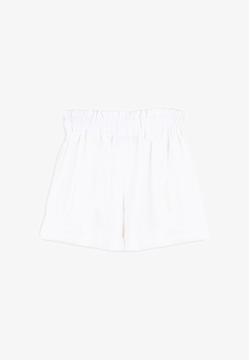 Białe szorty z elastycznym paskiem w talii, o gładkiej fakturze i luźnym kroju, zaprojektowane w prostym stylu, bez ozdób.