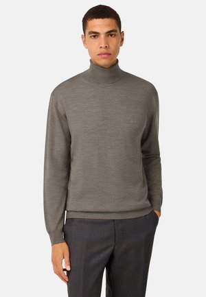 Suéter de cuello alto gris en un tejido ligero, con mangas largas y una silueta ajustada, combinado con pantalones gris oscuro.