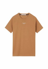Brązowa koszulka z krótkim rękawem i okrągłym dekoltem z napisem "Calvin Klein Jeans" umieszczonym na środku klatki piersiowej.