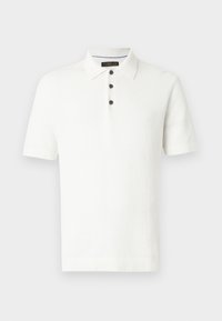 Polo blanc à manches courtes texturé avec trois boutons sombres et un col classique, présenté sur un fond clair uni.