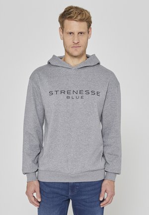 Grauer Kapuzenpullover aus weichem Baumwollmaterial. Verfügt über eine vordere Kängurutasche und schwarzen Schriftzug "STRENESSE BLUE" auf der Brust.