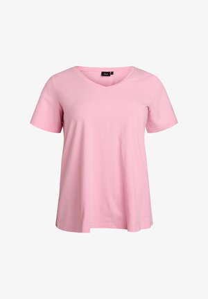 Lyserød T-shirt til kvinder med korte ærmer, V-hals, løs pasform og et sort mærke ved indersiden af halsudskæringen.