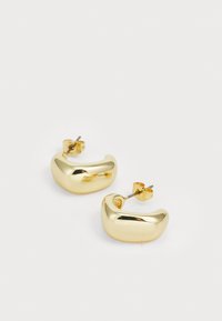 Boucles d'oreilles en or avec un design lisse et arrondi. Fini en métal brillant, avec un fermoir à clou pour un port sécurisé.