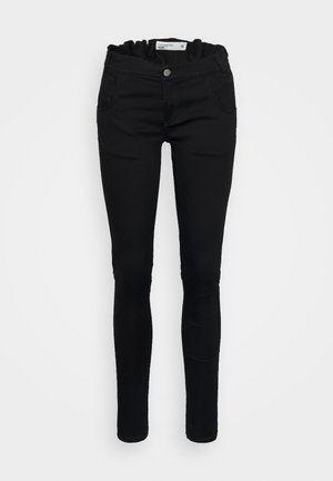 Jeans neri con un design aderente, dotati di una vita arricciata, cinque tasche e chiusura con bottone. Tessuto denim liscio, forma gamba slim.