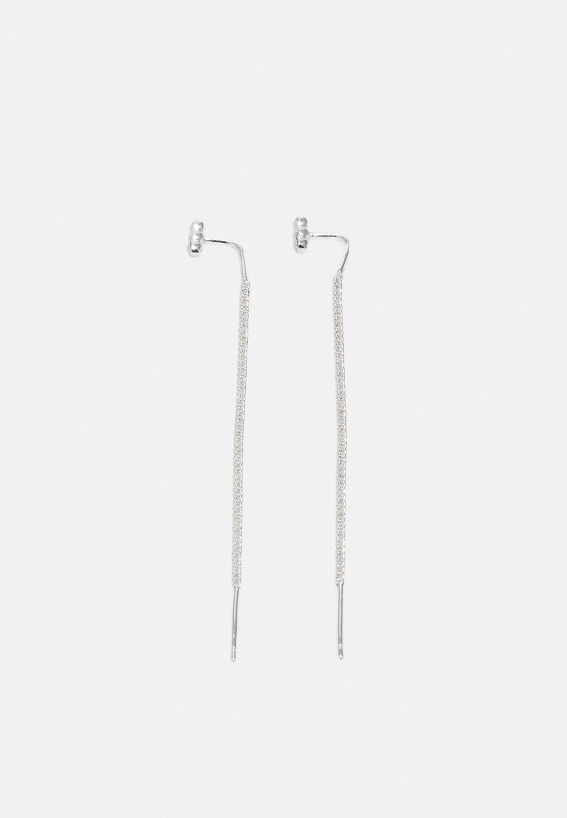 Sølvdangleøreringer med et tynt, mesh-lignende kjededesign og rette stenger som aksenter, med sommerfugl-låser for sikker feste.