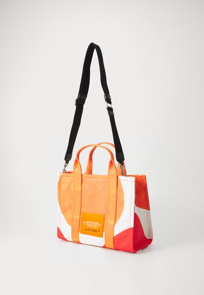 Farverig tote bag i orange, hvid og rød nylon; har dobbelte håndtag og en aftagelig sort strop. Inkluderer et brandet orange mærke.