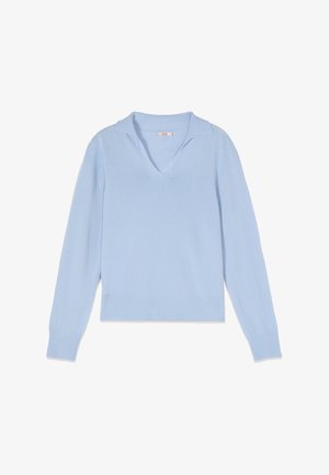 Jasnoniebieski sweter z długim rękawem, dekoltem w serek oraz szerokim, prążkowanym kołnierzem, mankietami i krawędzią dolną.