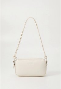 Weiße Lederschultertasche mit rechteckiger Form, verstellbarem Riemen und minimalistischem Oberflächendesign mit kleinem Logodetail.