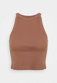 Hnědý žebrovaný crop top s vysokým výstřihem. Má přiléhavý design a hladkou texturu s švy na průramcích a lemu.