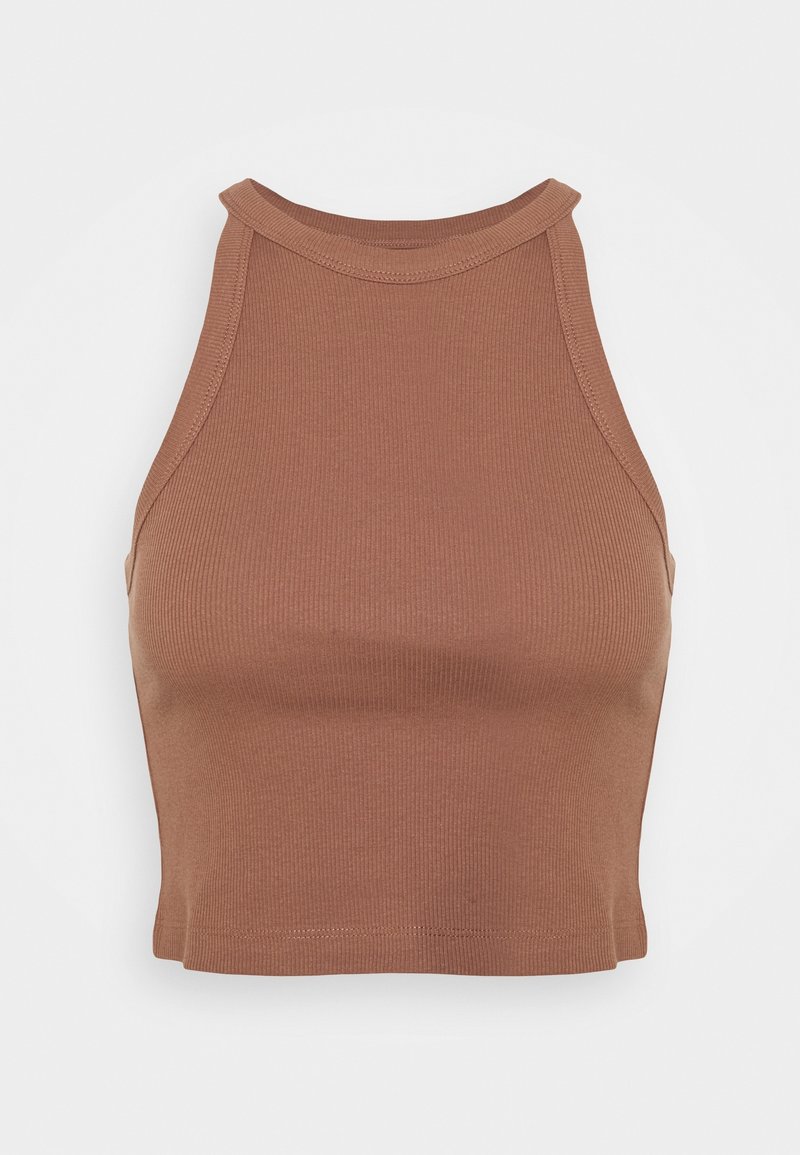 Hnědý žebrovaný crop top s vysokým výstřihem. Má přiléhavý design a hladkou texturu s švy na průramcích a lemu.