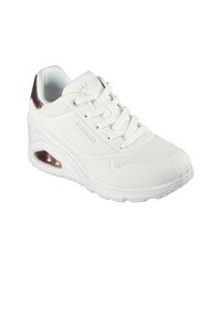 Weißer Sneaker mit perforiertem Design, runder Zehenpartie, Schnürverschluss und glänzenden roségoldenen Akzenten an der Ferse. Mit sichtbarer Luftpolsterung.