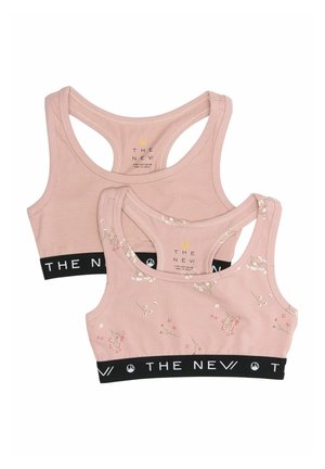 Kaksi vaaleanpunaista bralette-toppia mustalla vyötärönauhalla, toinen yksivärinen ja toinen kukkakuosisella. Molemmissa on pyöreä kaula-aukko ja urheilullinen takamalli.