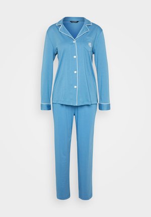 Conjunto de pijama azul claro feito de tecido suave, com uma camisa de botões com bainhas brancas e mangas longas, combinada com calças a condizer.