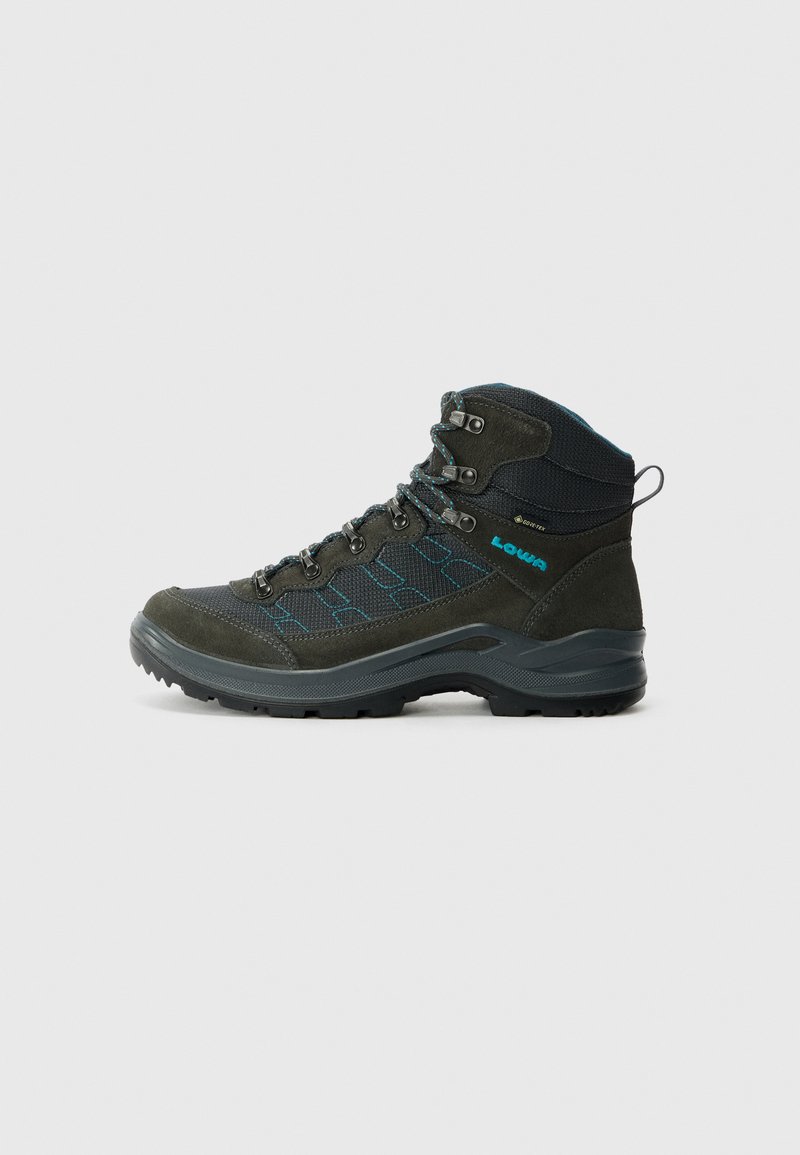 Scarponi da trekking con un upper in tessuto verde scuro, dettagli blu e suola in gomma. Presenta occhielli in metallo e un colletto imbottito per supporto.