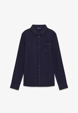 Chemise à manches longues bleu marine avec boutons et une poche poitrine ornée d'un logo "Guess" brodé discret.