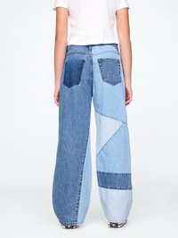 Široke jeans hlače narejene iz svetle in temno modre denima. Imajo patchwork dizajn z raznolikimi odtenki in teksturami. Opazne zadnje žepe.