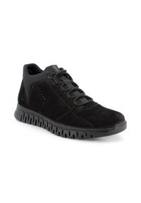 Scarpa alta in suede nero con finitura testurizzata, caratterizzata da un design slanciato, lacci neri e una suola in gomma imbottita con scanalature contornate.