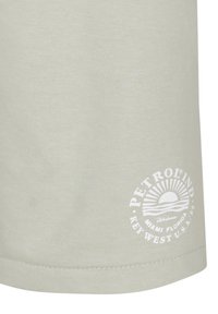 Lichtgrijze katoenen t-shirt met een ronde halslijn en korte mouwen. Heeft een wit geprint logo met een zon- en golfontwerp.