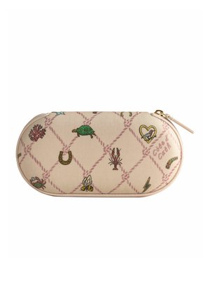 Bolsa oval beige con cremallera, con patrón de cuerda rosa cosido y pequeños diseños bordados coloridos que incluyen tortuga, abeja, herradura y langosta.