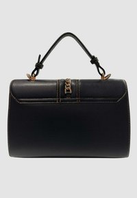 Borsa a tracolla in pelle nera con forma strutturata, manico corto, hardware dorato e cuciture marroni. Presenta una chiusura a molla nella parte superiore.