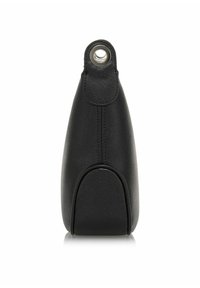 Czarna torebka skórzana o fakturze, widok z boku, z detalem w postaci srebrnych metalowych oczek na pętli uchwytu.