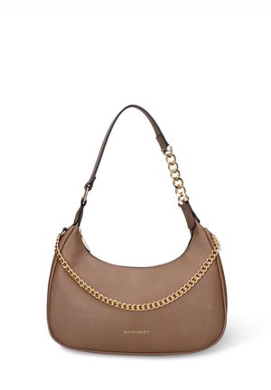 Bruine leren schoudertas met een gestructureerde afwerking, voorzien van een gouden kettingaccent en een enkele band, gemarkeerd met "pierre cardin".