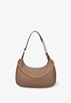 Bruine leren schoudertas met een gestructureerde afwerking, voorzien van een gouden kettingaccent en een enkele band, gemarkeerd met "pierre cardin".