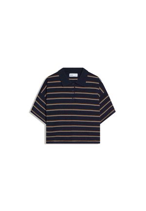 Tricou polo albastru închis cu dungi orizontale galbene și albe, mâneci scurte și trei nasturi pe tivul frontal.