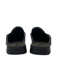 Infradito neri slip-on con una parte superiore testurizzata e solette imbottite. Le suole sono flessibili e hanno una leggera elevazione, progettate per il comfort.