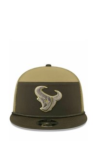 Olivgrüner und sandfarbener Snapback-Cap mit flachem Schirm. Hat ein besticktes Logo in der Mitte. Glatte Stoffstruktur, kontrastierende Nähte.