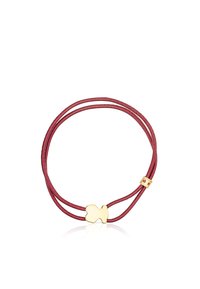 Pulsera de tela roja con un acento dorado que presenta una forma decorativa y un pequeño detalle de gema. Textura suave y diseño de doble hebra.