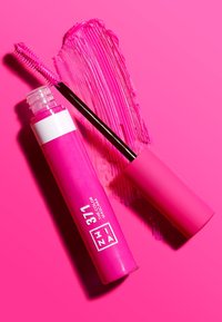 Lys rosa maskara tube med glansfull finish. Har en svart børste med kamlignende børster. Dramatisk rosa maskara svatch på en rosa bakgrunn.