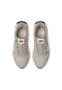 Sneaker grigie chiare con tomaia in rete e scamosciato, suole testurizzate e fodera morbida. Presenta un'etichetta del marchio prominente sulla linguetta.
