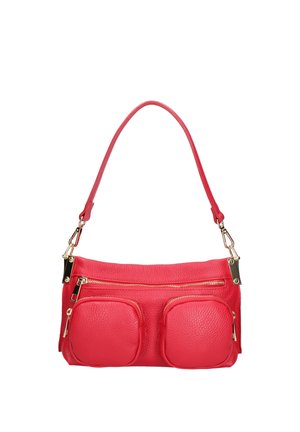 Petit sac à main en cuir rouge texturé avec bandoulière amovible, une fermeture éclair supérieure et deux poches avant zippées avec quincaillerie dorée.