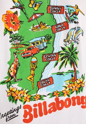 Grafisch T-shirt met een kleurrijke kaart van kustgebieden. Belangrijke beelden zijn onder andere een camper, palmbomen, bloemen en stripfiguren die bezig zijn met activiteiten.