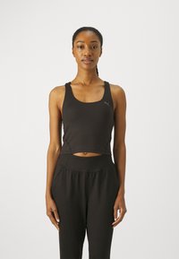 Crni atletski crop top s širokim naramenicama i okruglim izrezom, s diskretnim logom sa lijeve strane i glatkom, rastezljivom teksturom.