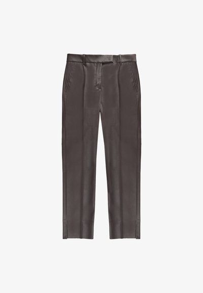 Brązowe skórzane spodnie z prostymi nogawkami, bocznymi kieszeniami oraz gładką fakturą z delikatnym połyskiem. Czyste wykończenie i dopasowana sylwetka.