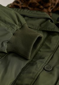 REGULAR FIT - WITH ANIMAL PRINT  COLLAR - Zimska jakna - khaki green