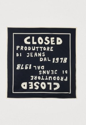 Kwadrat z ciemnoniebieskiego materiału z białą ramką i pogrubionym białym tekstem "CLOSED PRODUTTORE DI JEANS DAL 1978" oraz odbiciem lustrzanym powtórzonym do góry nogami.