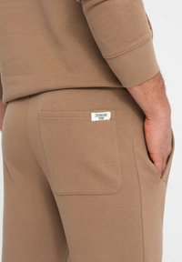 Ombre KANGAROO SET - Chándal - coffee