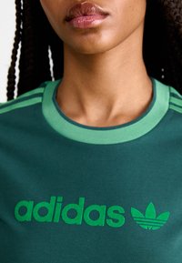adidas Originals GRAPHIC BADGE SLIM 3-STRIPES - Triko s potiskem - mineral green
