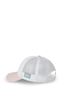 Casquette de baseball avec un dos en maille blanche et une visière rose. Présente un patch logo turquoise et une fermeture à boutons-pression réglable. Tissu texturé et design respirant.